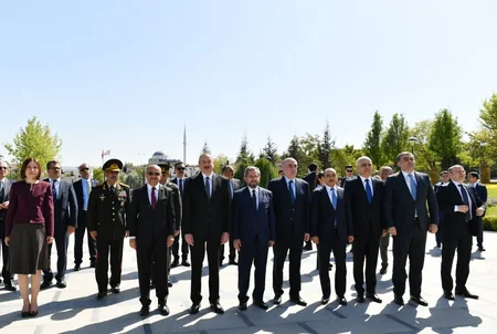 Prezident İlham Əliyev Ankarada Heydər Əliyevin abidəsini ziyarət edib