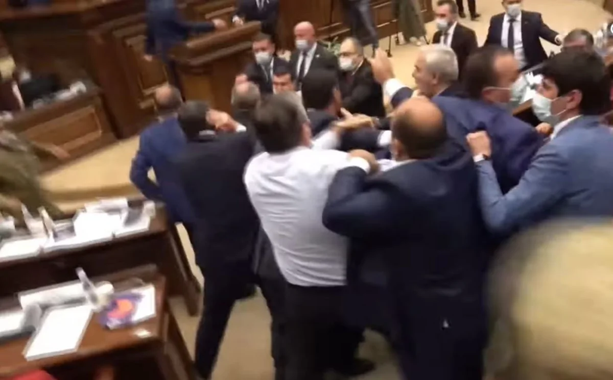 Ermənistan parlamentində yenə dava düşüb, deputatlar bir-birlərinə butulka atıb