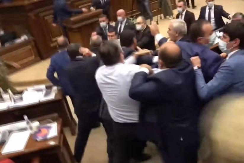 Ermənistan parlamentində yenə dava düşüb, deputatlar bir-birlərinə butulka atıb