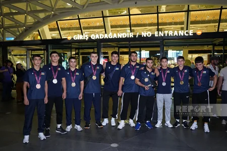 Avropa çempionatında 9 medal qazanan güləşçilər vətənə qayıdıblar