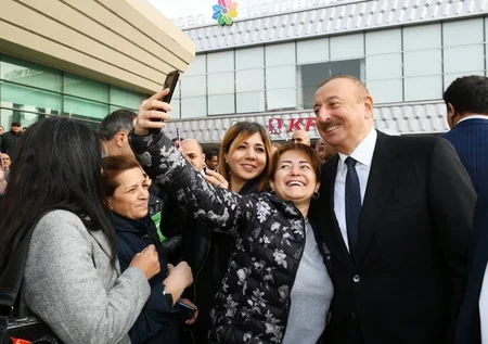 Prezident sakinlərlə söhbət edib, onlarla selfi çəkdirib - FOTOLAR