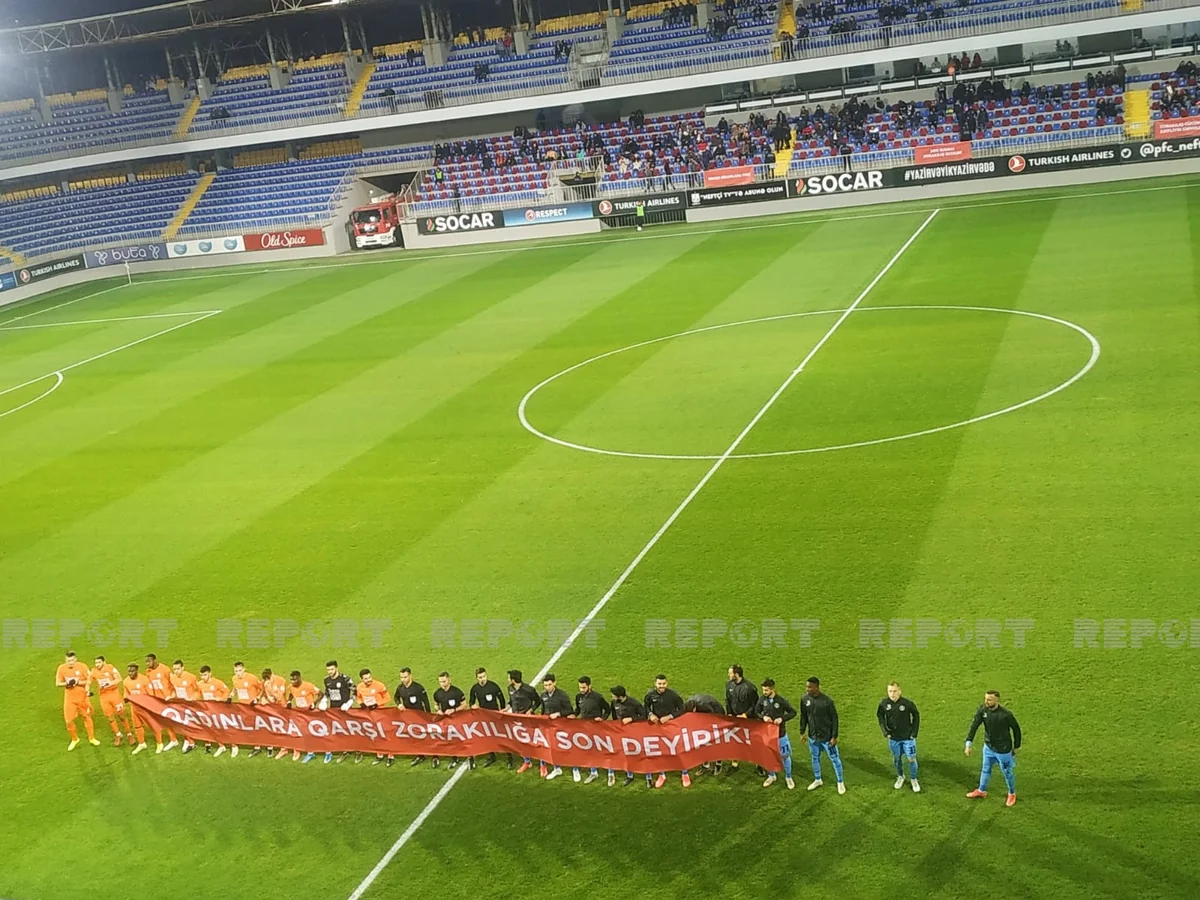 Neftçi və Səbail komandaları oyuna pankartla çıxıblar