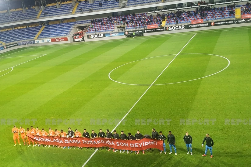 Neftçi və Səbail komandaları oyuna pankartla çıxıblar