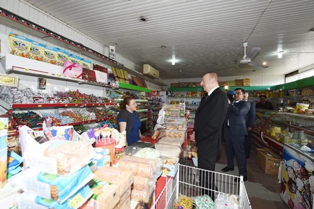 Президент Азербайджана пообщался с продавцами и покупателями магазина в Сабунчи - ФОТО