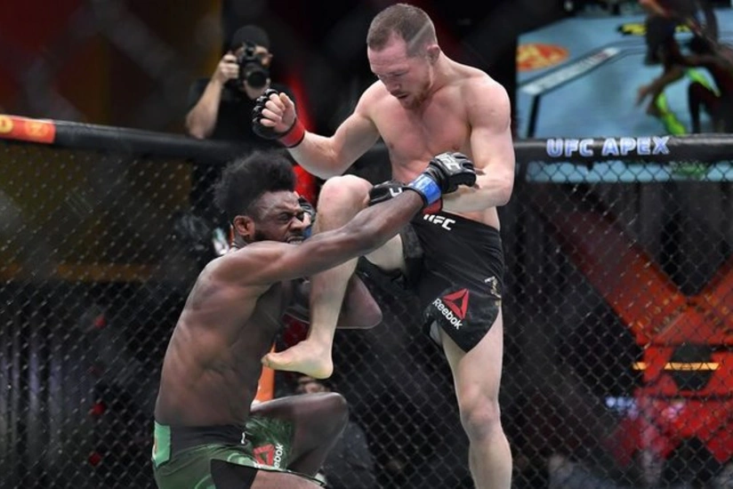 Российcкий боец лишился пояса UFC за запрещенный прием