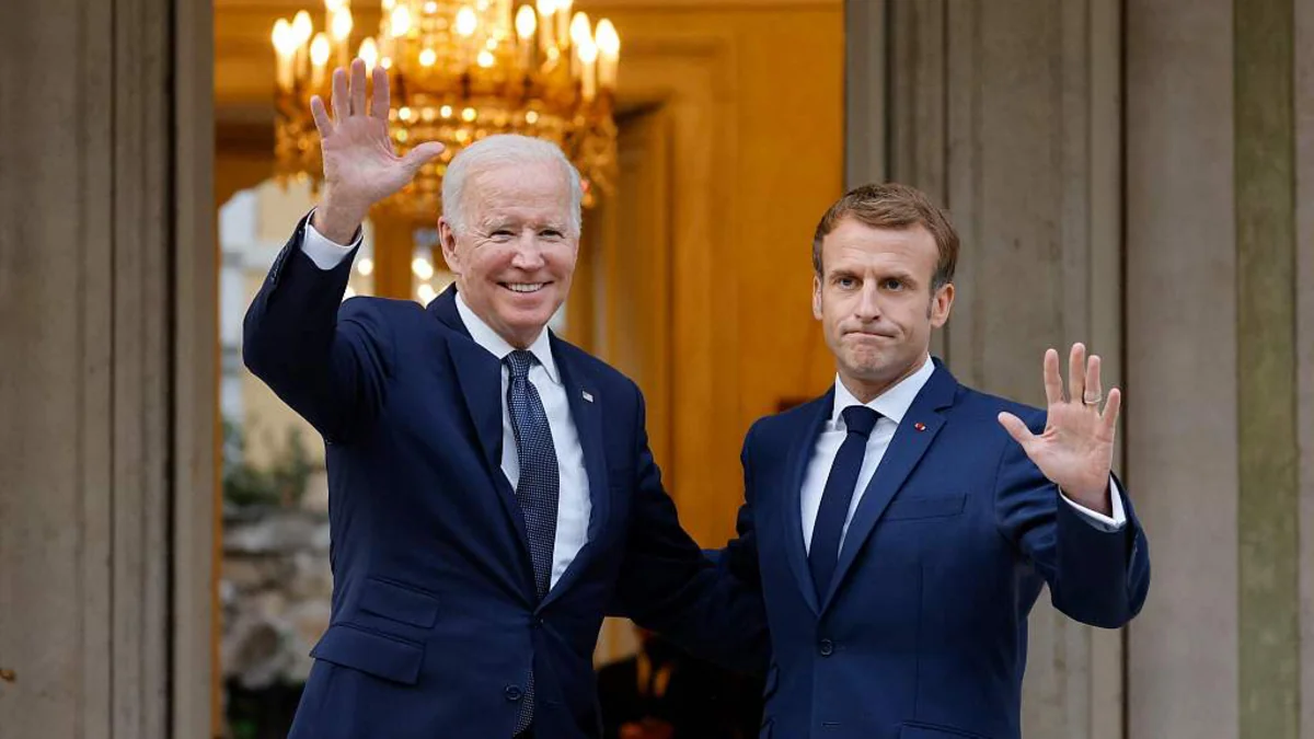 Macron discusses situation around Ukraine with Biden, Zelensky