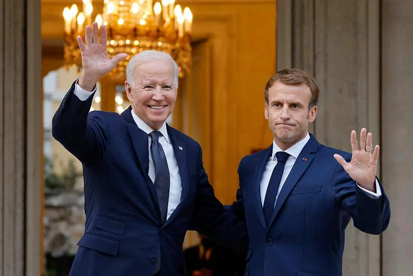 Macron discusses situation around Ukraine with Biden, Zelensky