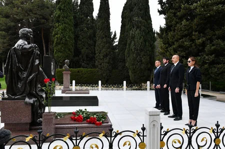 İlham Əliyev və Mehriban Əliyeva ulu öndər Heydər Əliyevin məzarını ziyarət ediblər