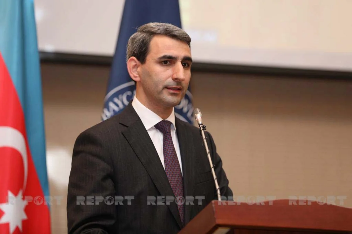 ADY sədri Rövşən Rüstəmov səs verib
