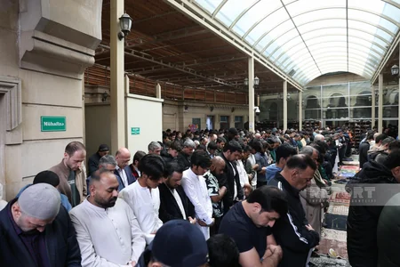 Bakıda Ramazan münasibətilə bayram namazı qılınıb