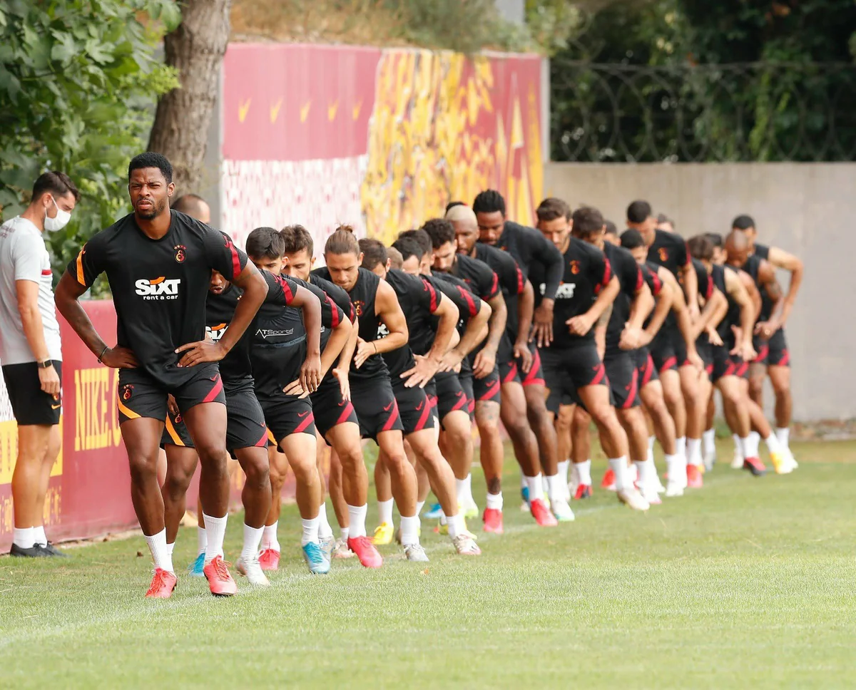 Qalatasaray Bakıya 45 nəfərlə gəlir