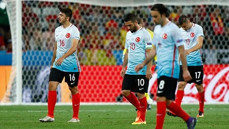 Türkiyə - İspaniya matçında azarkeşlər Arda Turanı fitə basıblar