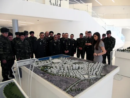 ​Müdafiə Nazirliyinin şəxsi heyəti Heydər Əliyev Mərkəzində olub