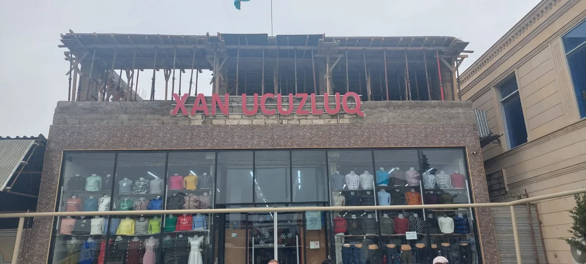 Bakıda mağazada aşkarlanmış qanunsuz tikili sökülüb