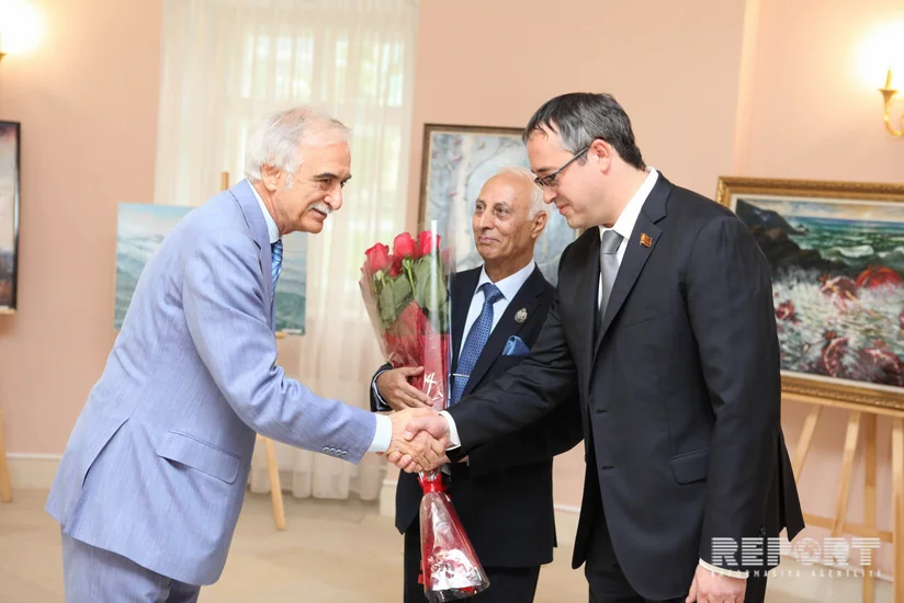 Moskva Şəhər Dumasında azərbaycanlı rəssamın sərgisi açılıb - FOTO