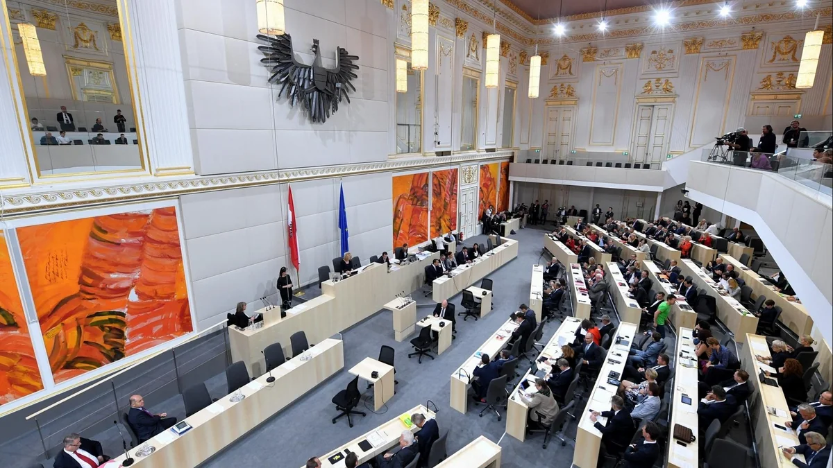 Парламент Австрии отклонил предложения оппозиции по проведению досрочных выборов