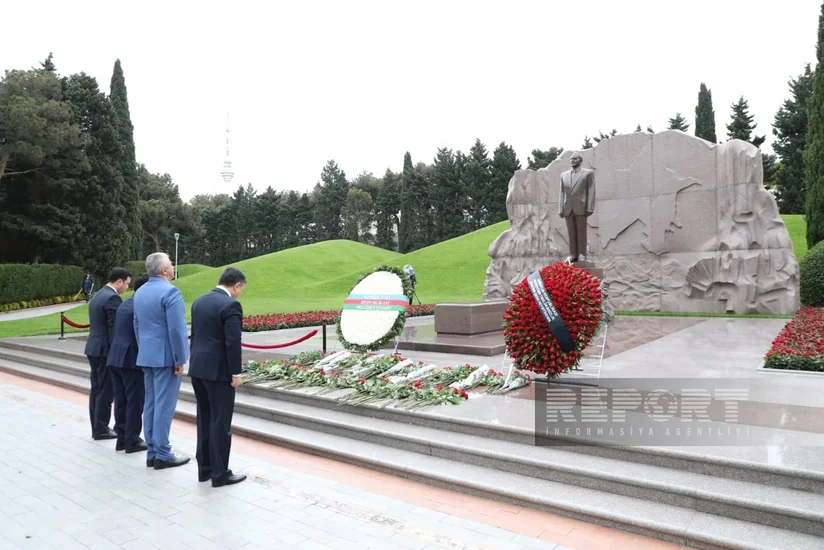 Azerbaijani people visiting grave of National Leader in Alley of Honor