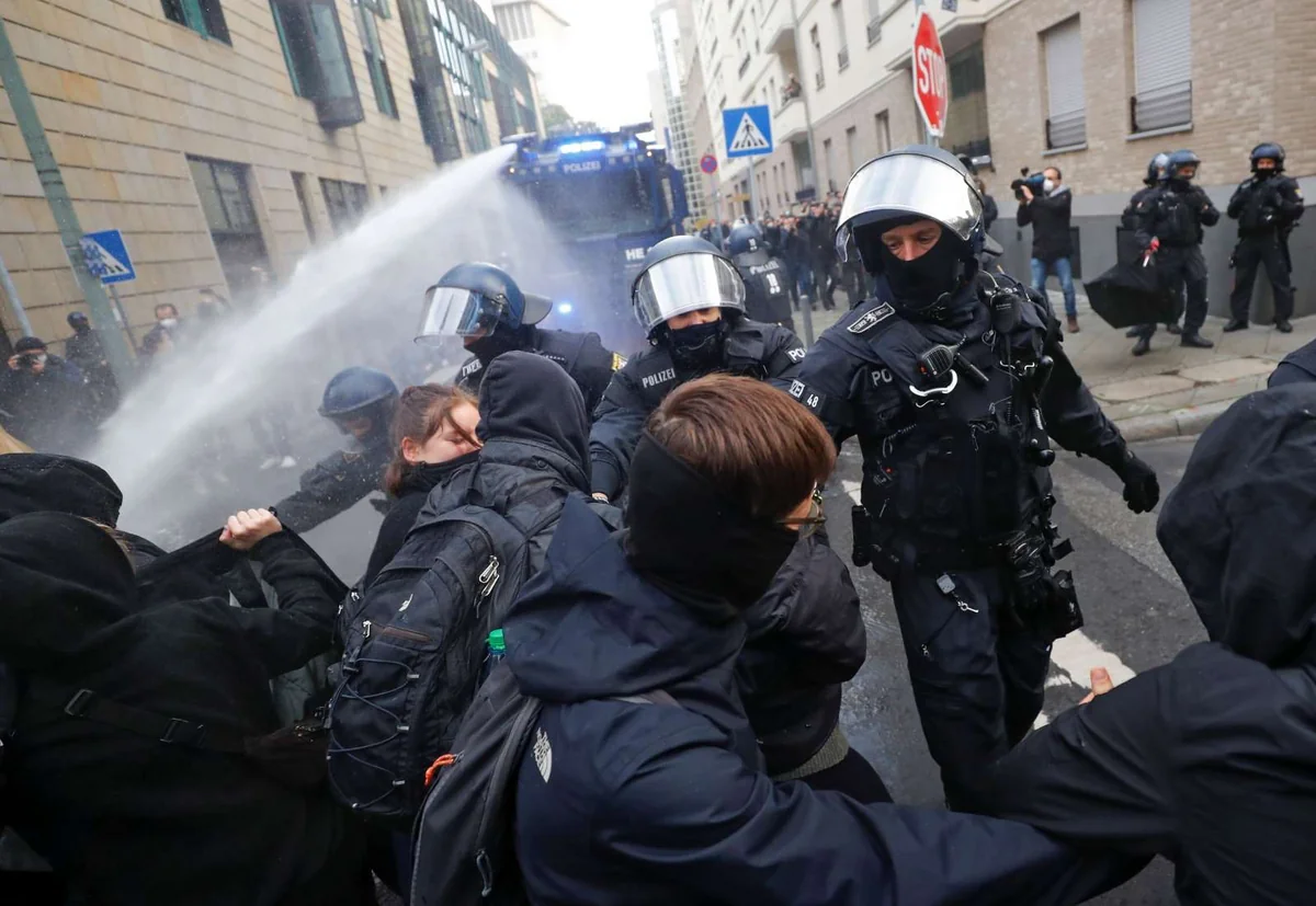 На протестах против санитарных пропусков в Париже полиция применила перцовый газ