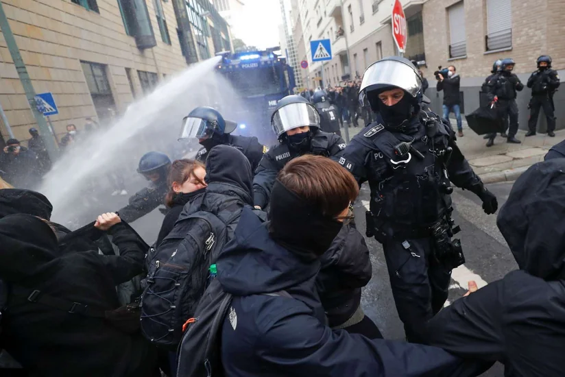 На протестах против санитарных пропусков в Париже полиция применила перцовый газ