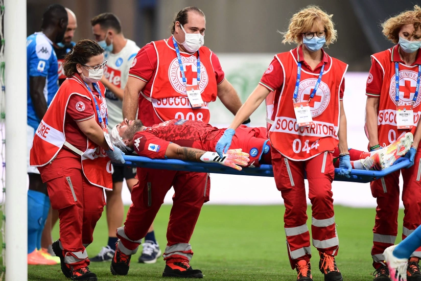 Başından xəsarət alan qapıçı ciddi zədədən qurtuldu