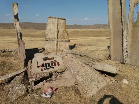 Sərhəd zastavasının xidməti ərazisində gizlədilən silah-sursat aşkarlanaraq götürülüb