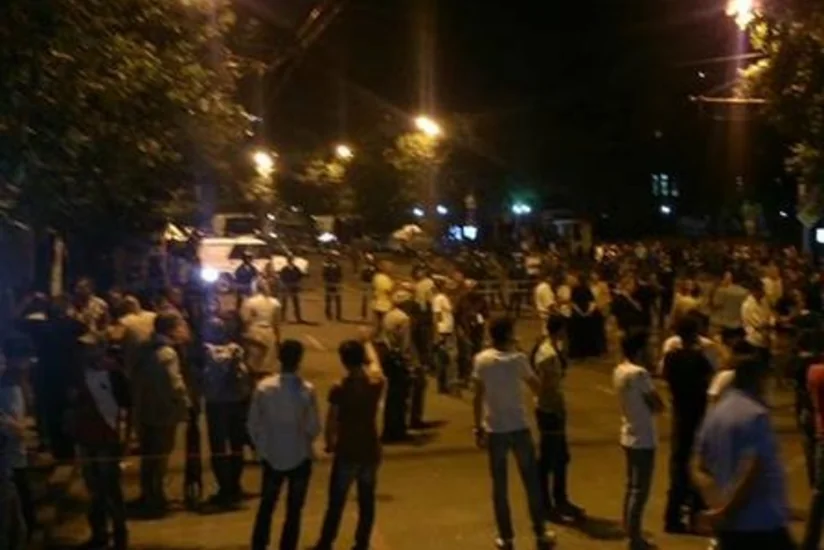 Несколько десятков протестующих остаются в центре Еревана