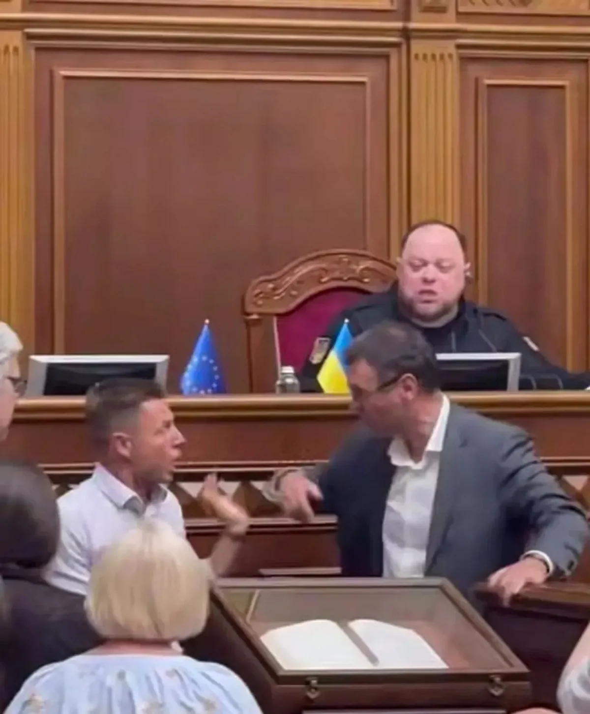 В Верховной Раде Украины произошла стычка между депутатами из-за соевой правки