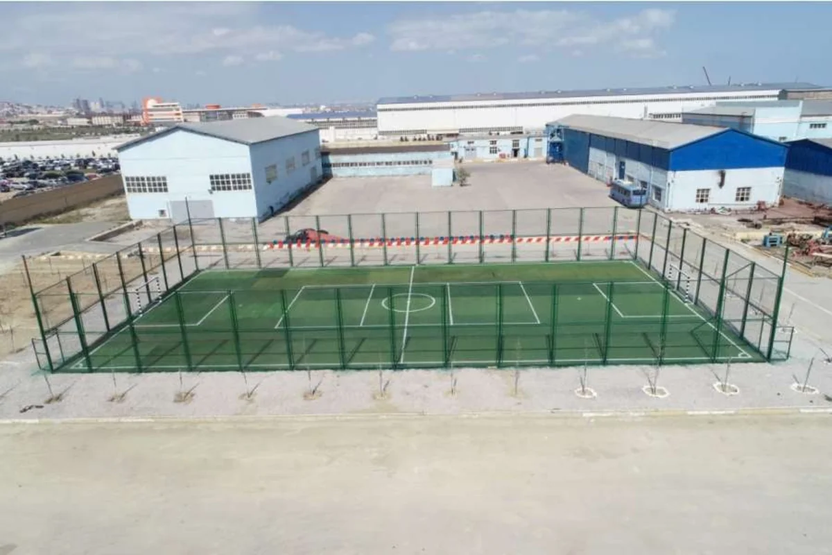 Gəmi təmirçilərinin ixtiyarına yeni futbol meydançası verilib