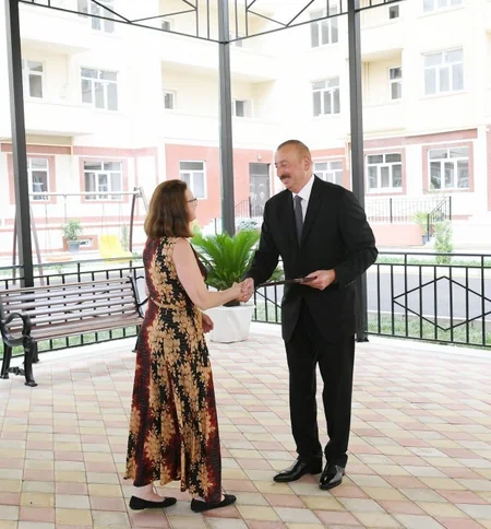 Президент Ильхам Алиев принял участие в церемонии вручения ключей от квартир и автомобилей инвалидам и семьям шехидов