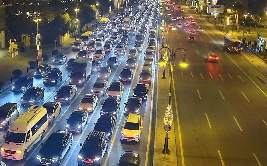 В Баку на ряде улиц наблюдаются пробки