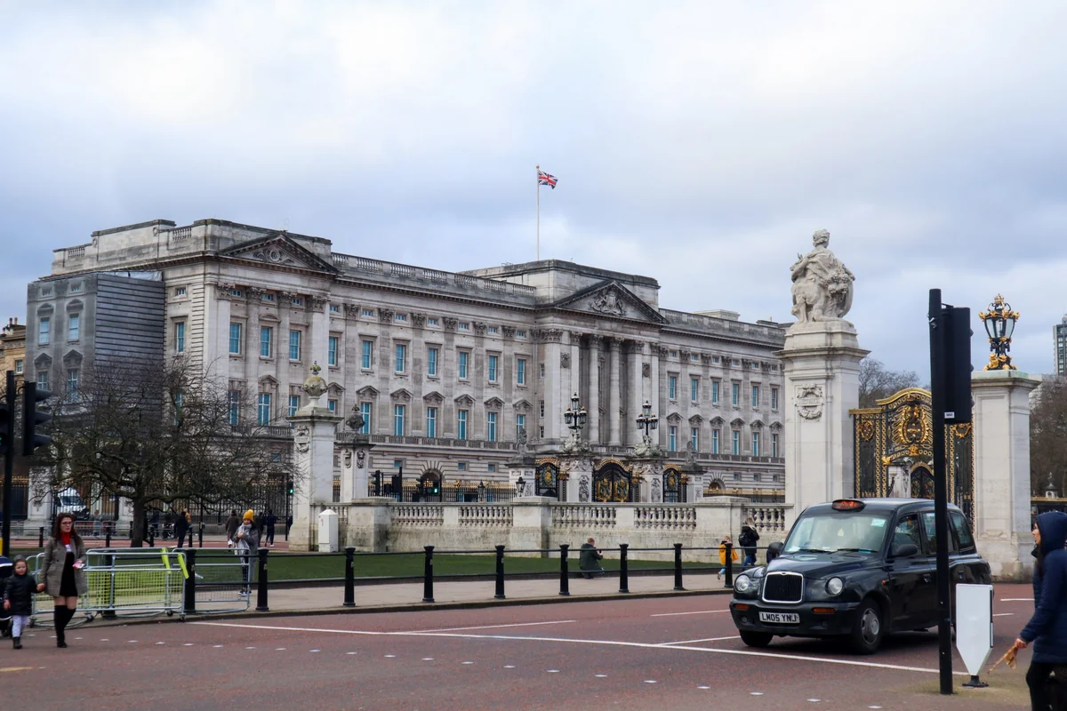 Bukingem Sarayının işçisi oğurluq etdiyini boynuna alıb