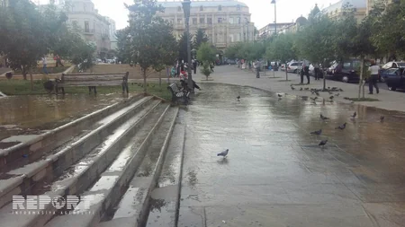 Metronun “Nizami” stansiyasının qarşısını su basıb - FOTO