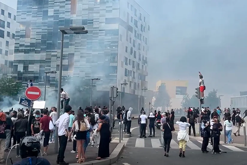 Протестующие в пригороде Парижа разбили окна в офисных зданиях, сожгли автомобили