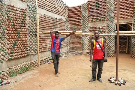 Nigeriyalı memar plastik butılkalardan ev tikib