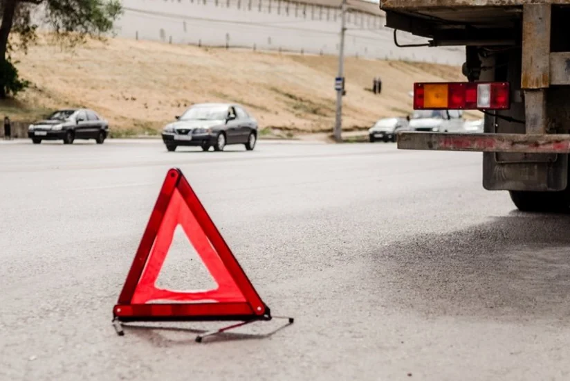 Biləsuvarda avtomobil piyadanı vuraraq öldürüb, sürücü hadisə yerindən uzaqlaşıb