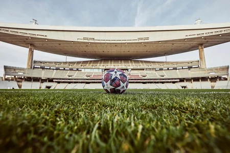 UEFA İstanbuldakı ÇL finalının topunu təqdim etdi - FOTO