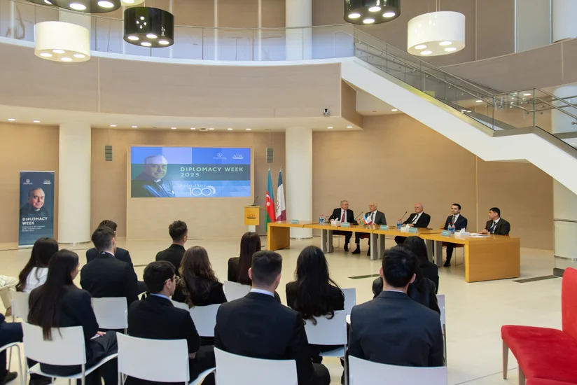 Bakıda Diplomatiya Könüllüləri üçün diplomatiya həftəsi təşkil olunub
