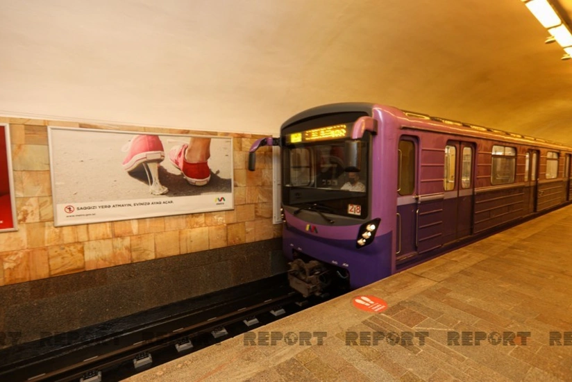 Bakı metrosunda qadın qatar yoluna düşüb