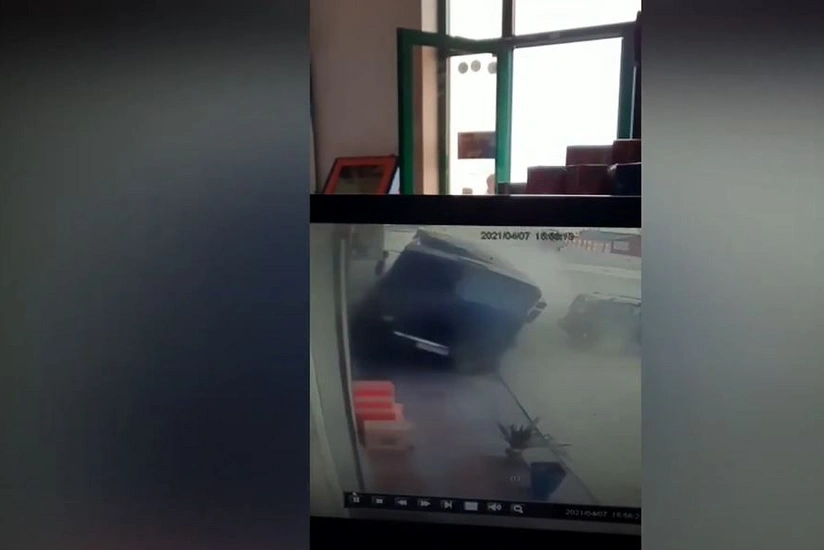 “KamAZ” marketə çarpılıb, yol kənarında dayanan şəxslər son anda qurtulub - VİDEO
