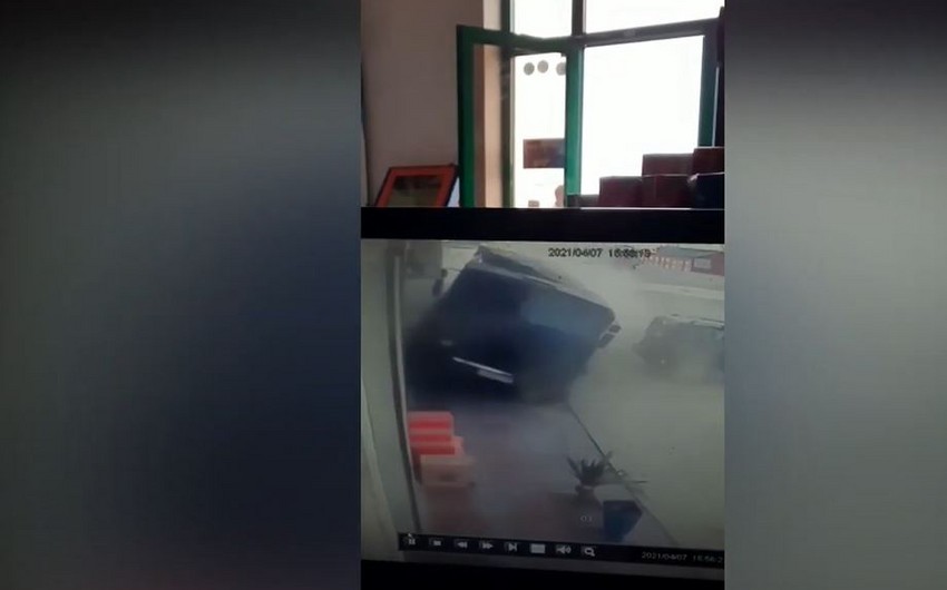 “KamAZ” marketə çarpılıb, yol kənarında dayanan şəxslər son anda qurtulub - VİDEO