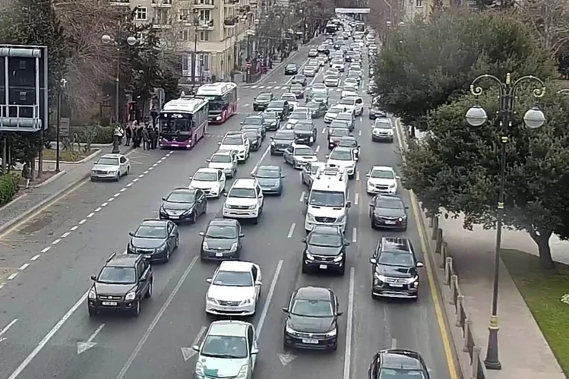 Bakının bir sıra yollarında nəqliyyatın sıxlığı yaranıb
