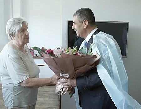 Azerbaijan Defense Minister visits Anatoly Davidovich’s mother