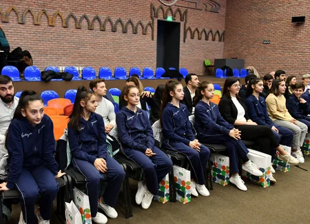 Fərid Qayıbov ötən ay beynəlxalq turnirlərdə medal qazanmış idmançılarla görüşüb