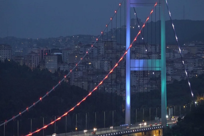 İstanbulun məşhur asma körpüsü Azərbaycan bayrağının rəngləri ilə işıqlanıb - FOTO - VİDEO