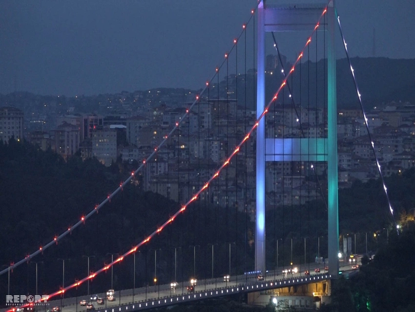 İstanbulun məşhur asma körpüsü Azərbaycan bayrağının rəngləri ilə işıqlanıb - FOTO - VİDEO