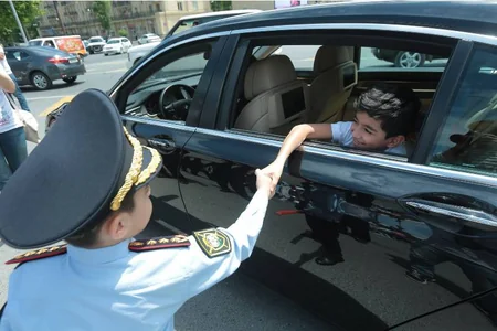 Bakıda uşaqlar yol polisini əvəz edib