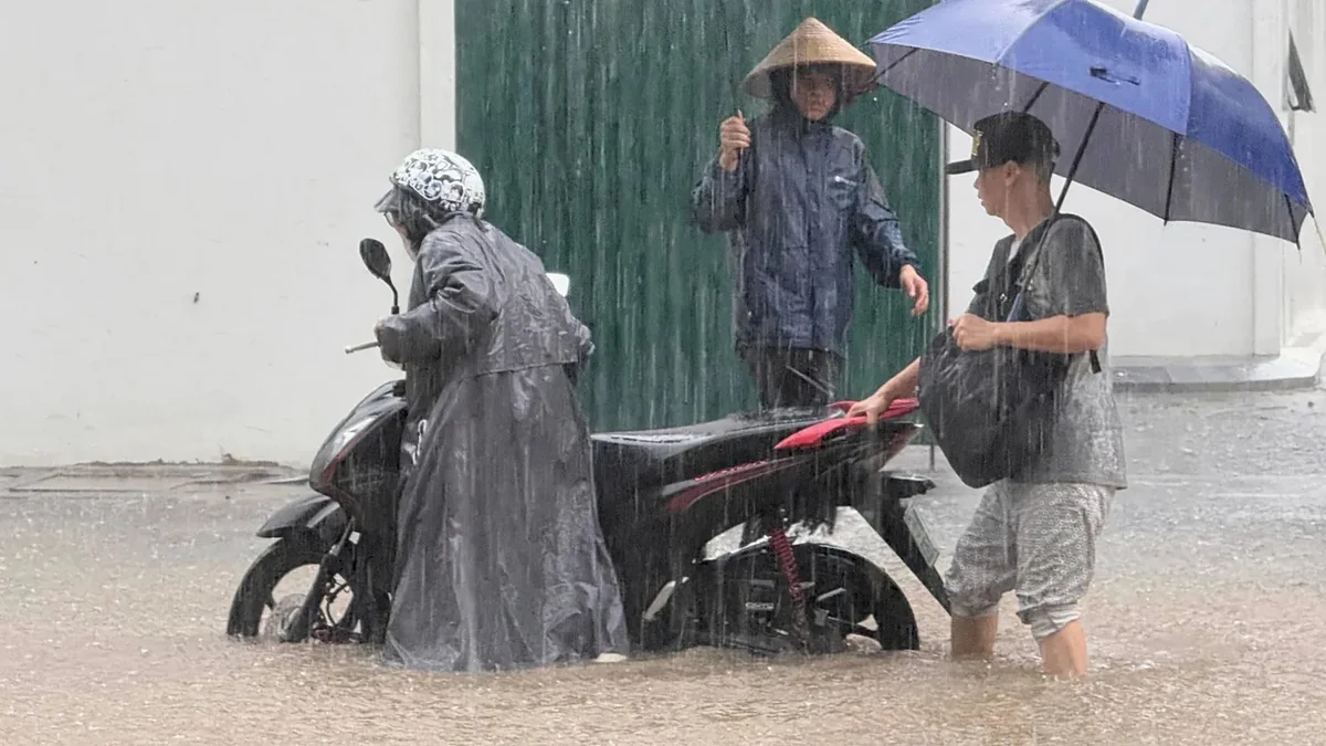 Storm Kajiki kills 7 in Vietnam, floods Hanoi, provinces
