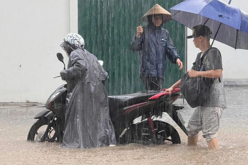 Storm Kajiki kills 7 in Vietnam, floods Hanoi, provinces