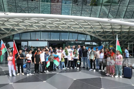 Yaponiyada medallar qazanmış Azərbaycan karateçiləri Vətənə qayıdıblar