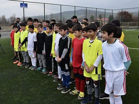İsmayıllıda süni örtüklü meydança istifadəyə verilib